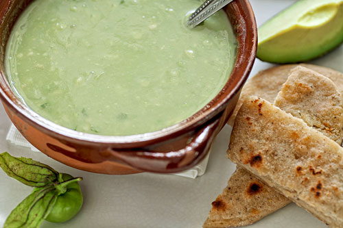 Salsa Verde con Aguacate acompañada con pan